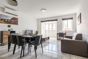 Un apartamento moderno con comedor, cocina y sala de estar.
