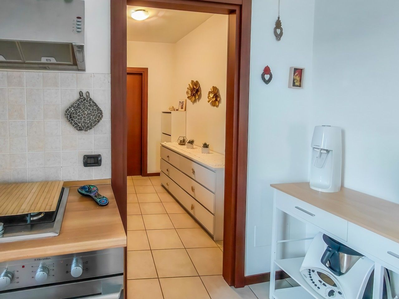 Una cucina con un fornello, un forno e una macchina da caffè.