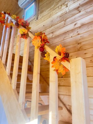 A wooden staircase with a handrail decorated with autumn leaves and pine cones. - New Listing (Céreste-en-Luberon)