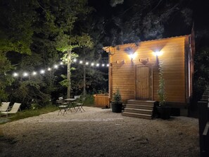A wooden cabin with a gravel driveway, string lights, and outdoor seating. - New Listing (Céreste-en-Luberon)