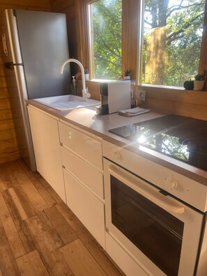 A compact kitchen with a refrigerator, sink, stove, and oven. - New Listing (Céreste-en-Luberon)