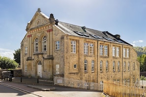 A historic stone building with a gabled roof and multiple windows. - Charming Historic 2 Bed & Parking|Stroud Hill View - Pass the Keys (Stroud)