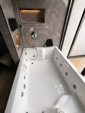A modern bathroom with a large bathtub, a shower, and a toilet. - NOW ANGEL' BUNGALOW (Sapanca)