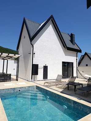 A modern house with a swimming pool, outdoor seating, and a clear blue sky. - NOW ANGEL' BUNGALOW (Sapanca)