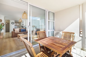 Apartamento moderno com sala de jantar, cozinha e sala de estar.
