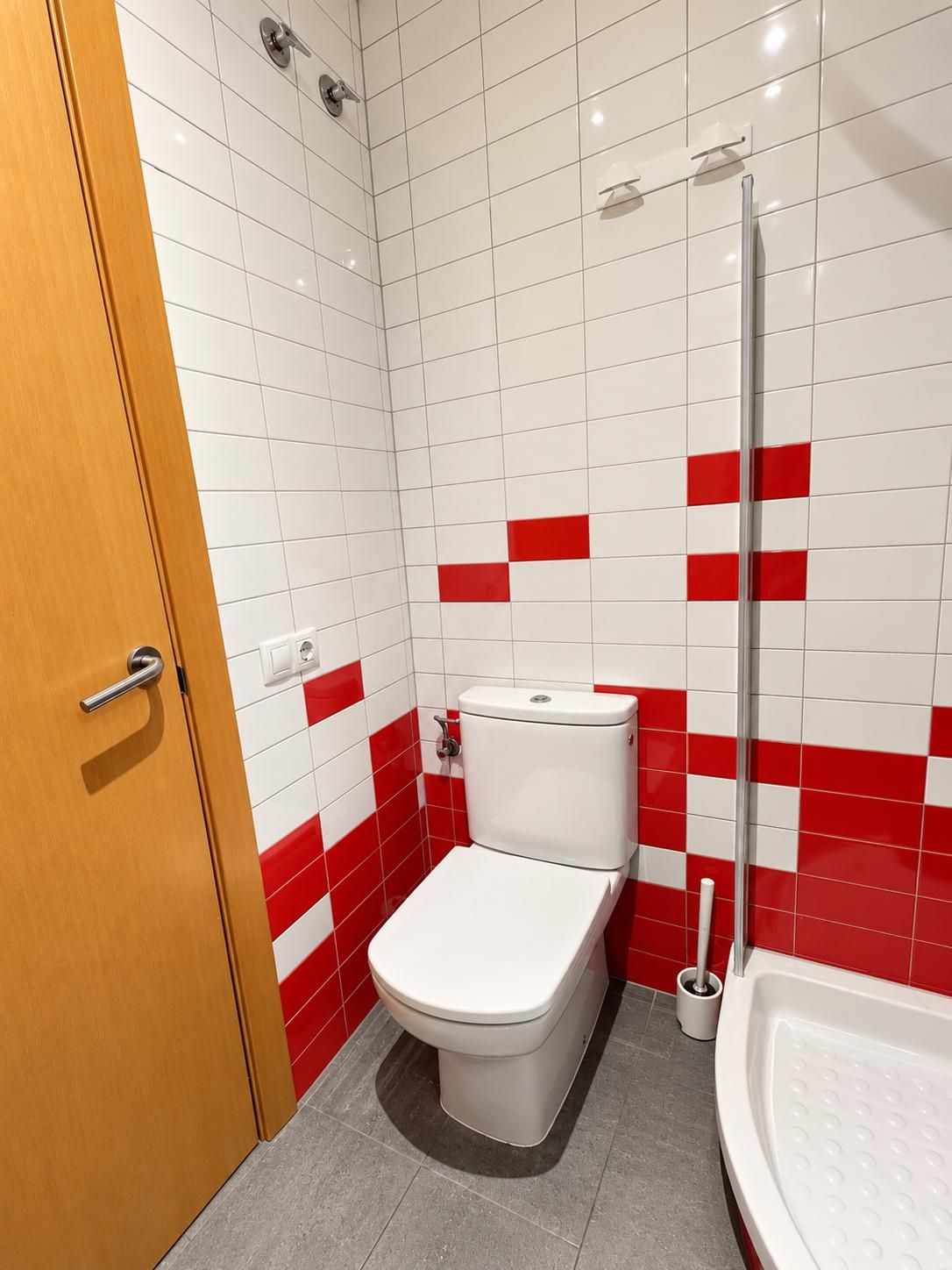 Un baño con inodoro, ducha y lavamanos.