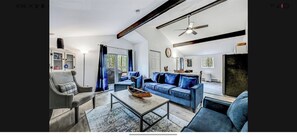Living area - Perfect getaway if you’re looking for a cozy cabin that is quiet and peaceful. (Pocono Lake)