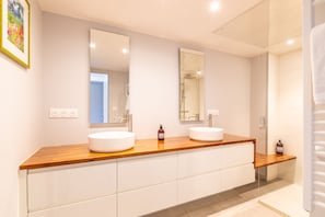 A modern bathroom with two sinks, a large mirror, and a shower. - Terrazza - Double terrasse lac d'Hossegor (Hossegor)