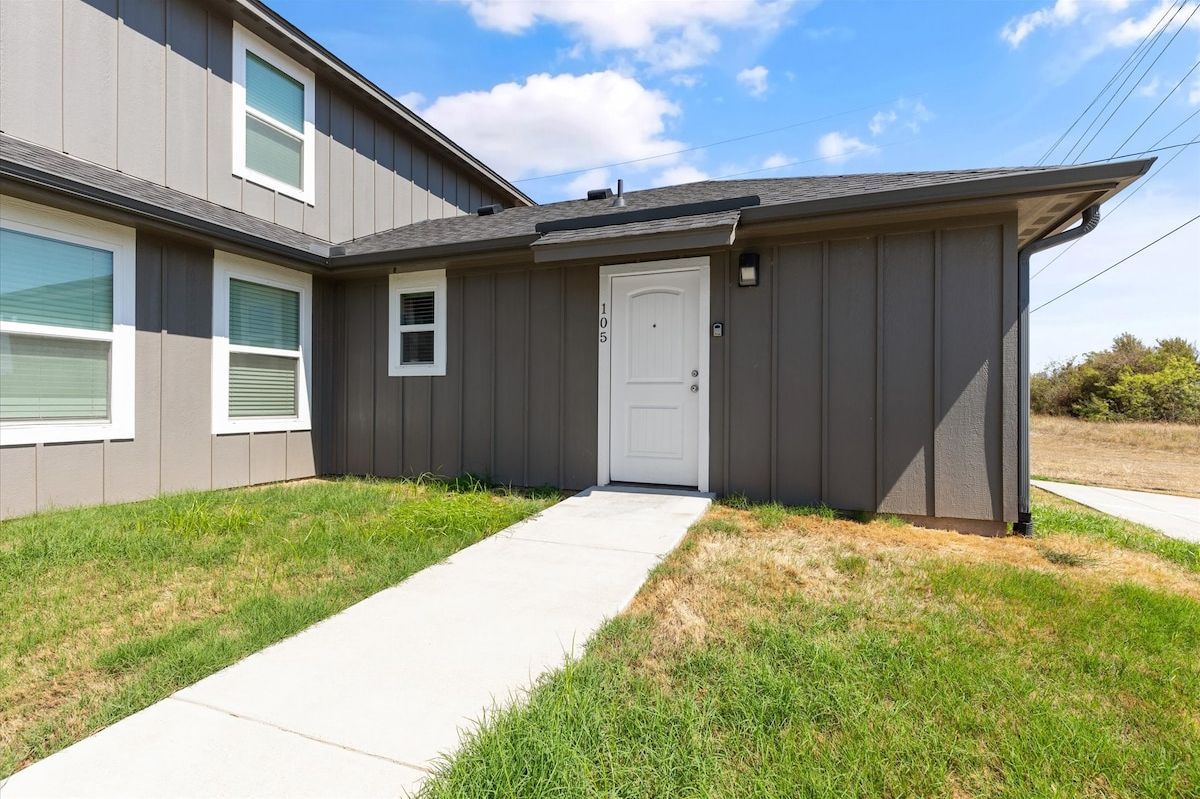 Private Entrance. Single bedroom apartment.