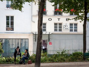 Um edifício com uma placa que diz 'HOTEL Du Parc'.