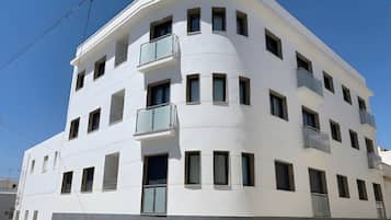 Een meerlaags gebouw met balkons en een gebogen gevel.