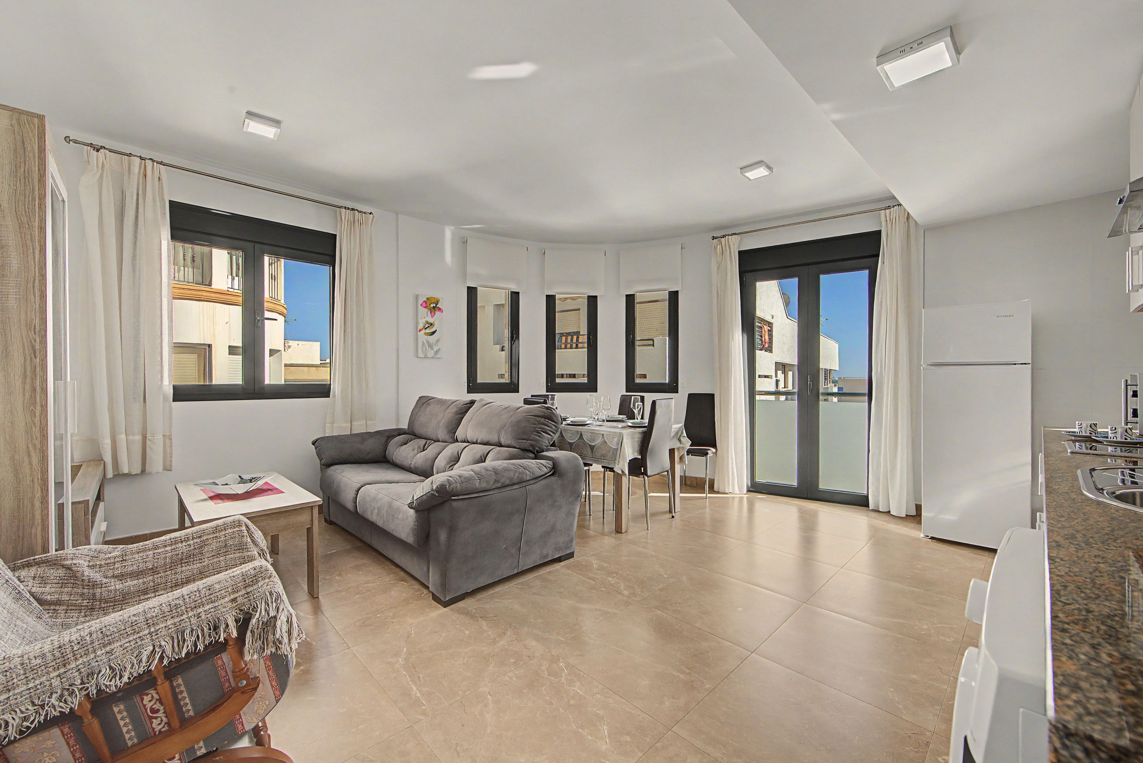 Un apartamento moderno con sala de estar, comedor y cocina.