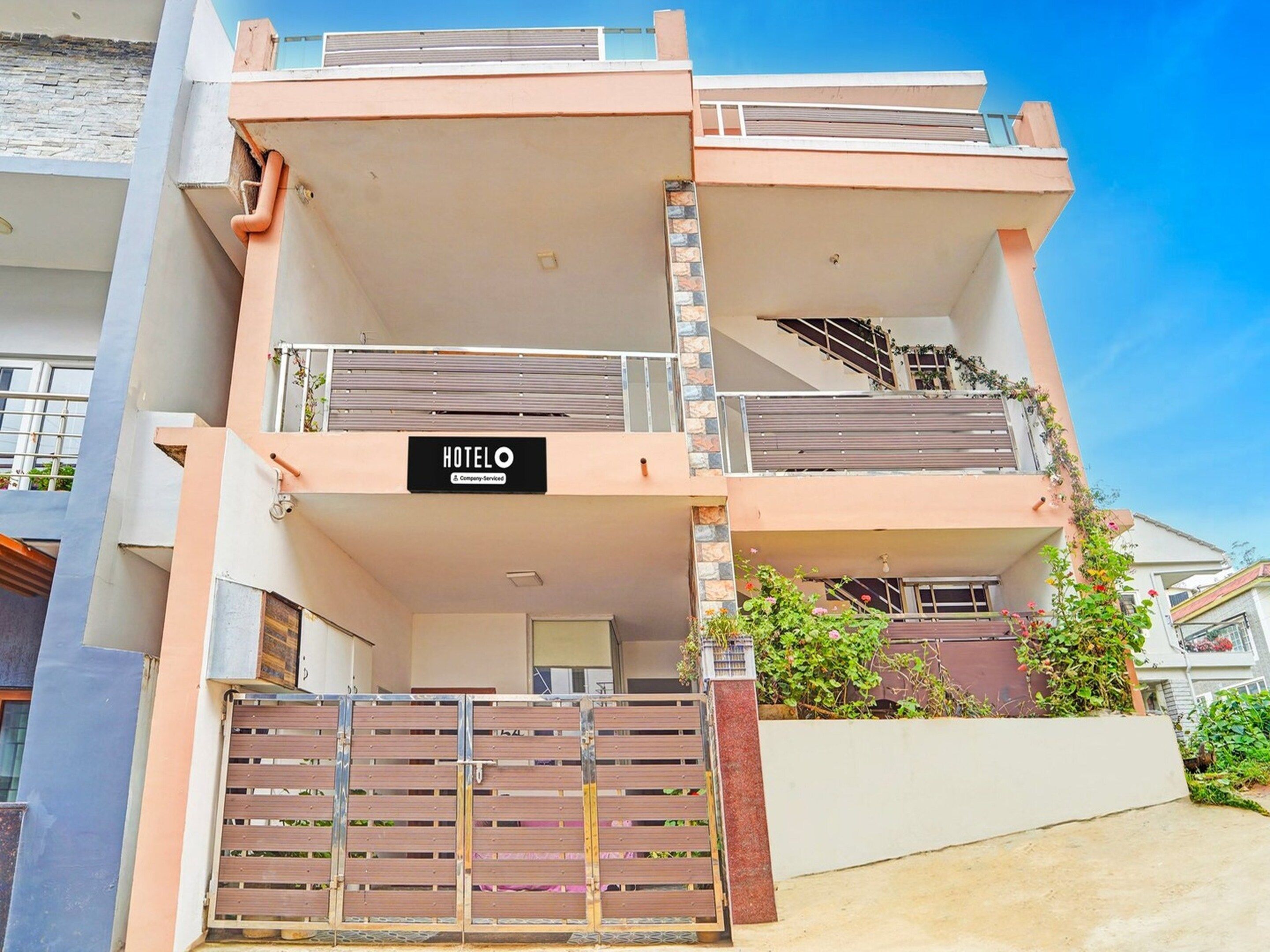 A multi-story hotel with a sign indicating it is a company-serviced hotel.