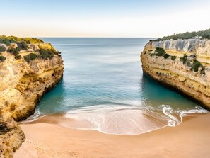 A coastal landscape with cliffs and a beach. - Holiday Home 'Casa Kiwi - Senhora Da Rocha' with Sea View, Wi-Fi and Air Conditioning (Porches)
