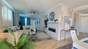 Un salon avec un canapé, une table basse et une cheminée.