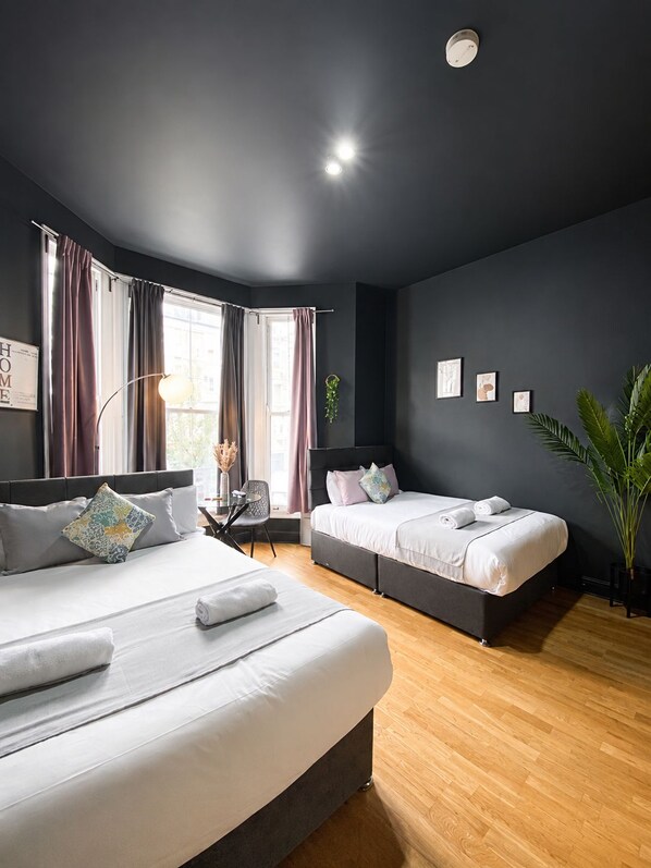 Room - Solshi Studios Near Westfield & Olympia (London)