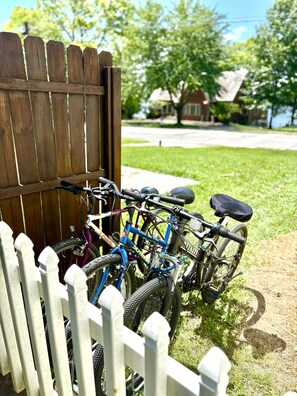 A white picket fence with bicycles parked behind it. - The Drake on Main Street - Charming & Convenient - Downtown Home by the Harbor (Warsaw)