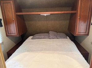 Een stapelbed met een hoofdeinde en een onderbed, beide met houten frames.