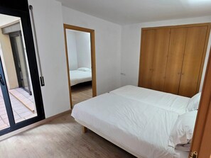 Ein Schlafzimmer mit einem Bett, einem Kleiderschrank und einem Spiegel.