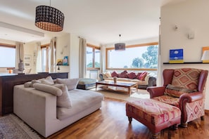Una sala de estar moderna con un sofá, un sillón y una mesa de centro.