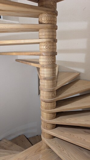 Una escalera de madera en espiral con varios niveles.