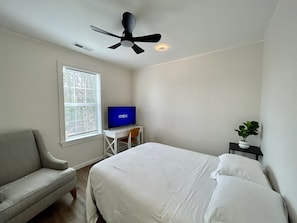 Room - Cozy, updated 2-bedroom apartment in SONO- Pet friendly! (Norwalk)