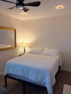 Room - Cozy, updated 2-bedroom apartment in SONO- Pet friendly! (Norwalk)