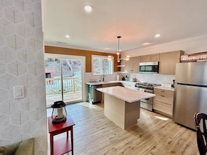 Private kitchen - Cozy, updated 2-bedroom apartment in SONO- Pet friendly! (Norwalk)