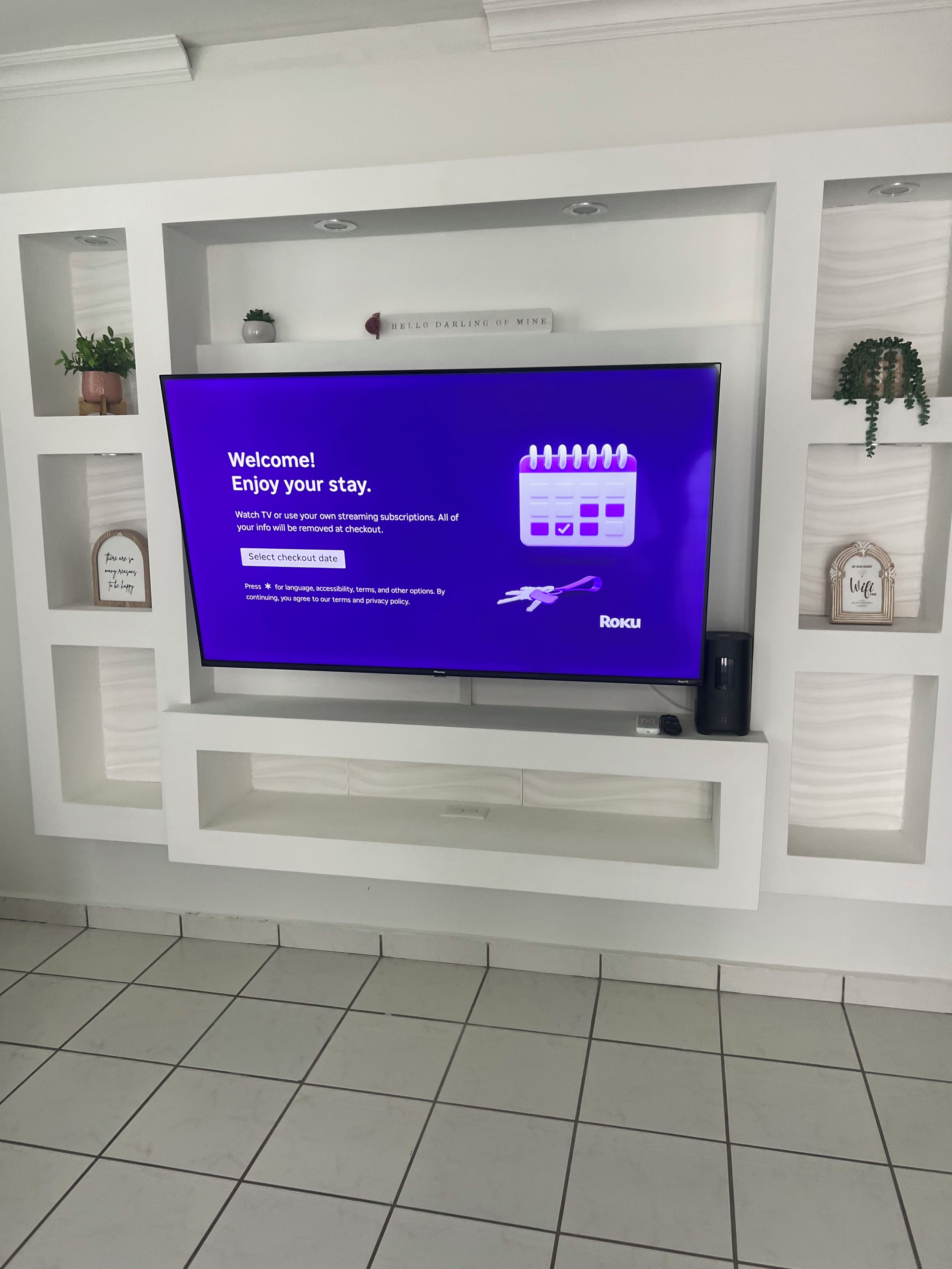 Una pantalla de televisión mostrando un mensaje de bienvenida con un icono de calendario y el logotipo de Roku.