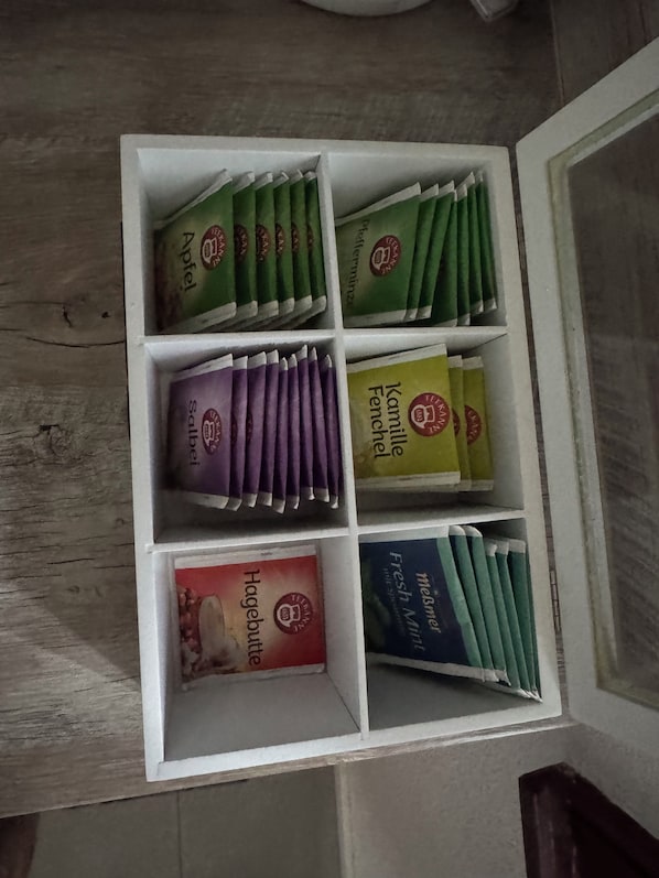 Una caja de almacenamiento con divisiones que contienen varios artículos envasados.