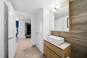 Bathroom - The City Cottage, Sleeps 16 near the CN Tower with a 85 inch TV! (Toronto)