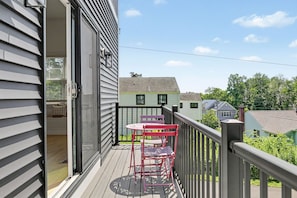 Outdoor dining -  5-bedroom home with 4 full bathrooms is the perfect getaway. (Milford)
