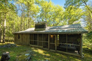 Exterior - A unique cabin on the Watauga River with a happy and peaceful environment. (Sugar Grove)