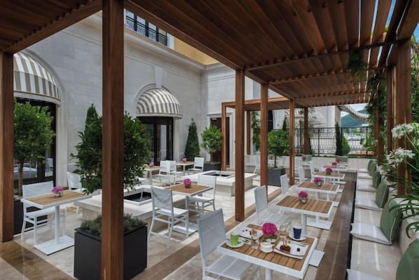 Outdoor dining - The Quince, Porto Montenegro (Tivat)