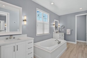 Bathroom - An immaculate high end, designer inspired, sunny, SE Sonoma seasonal retreat (Sonoma)