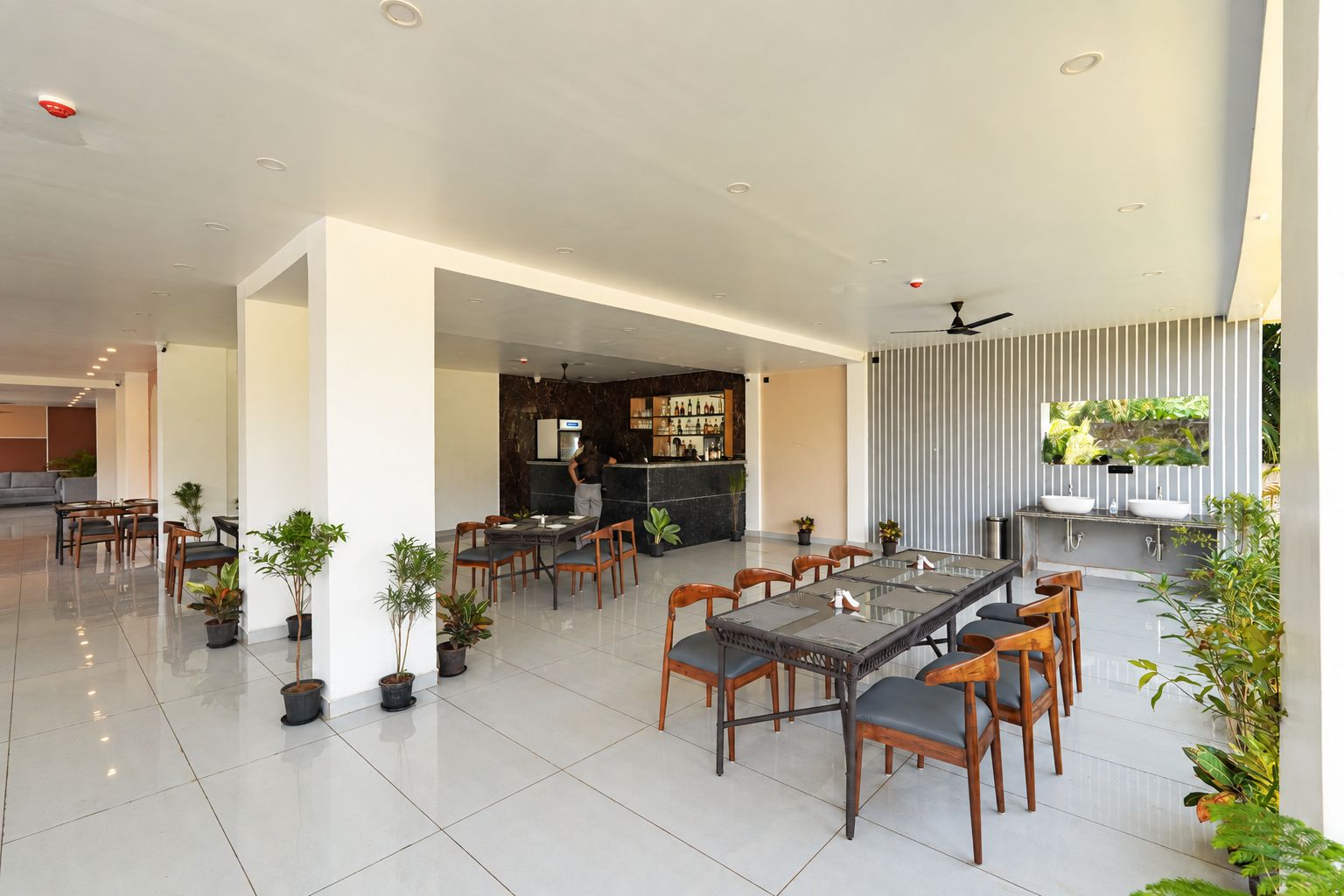 Eine geräumige Hotelhalle mit Barbereich, Sitzgelegenheiten und modernem Design.
