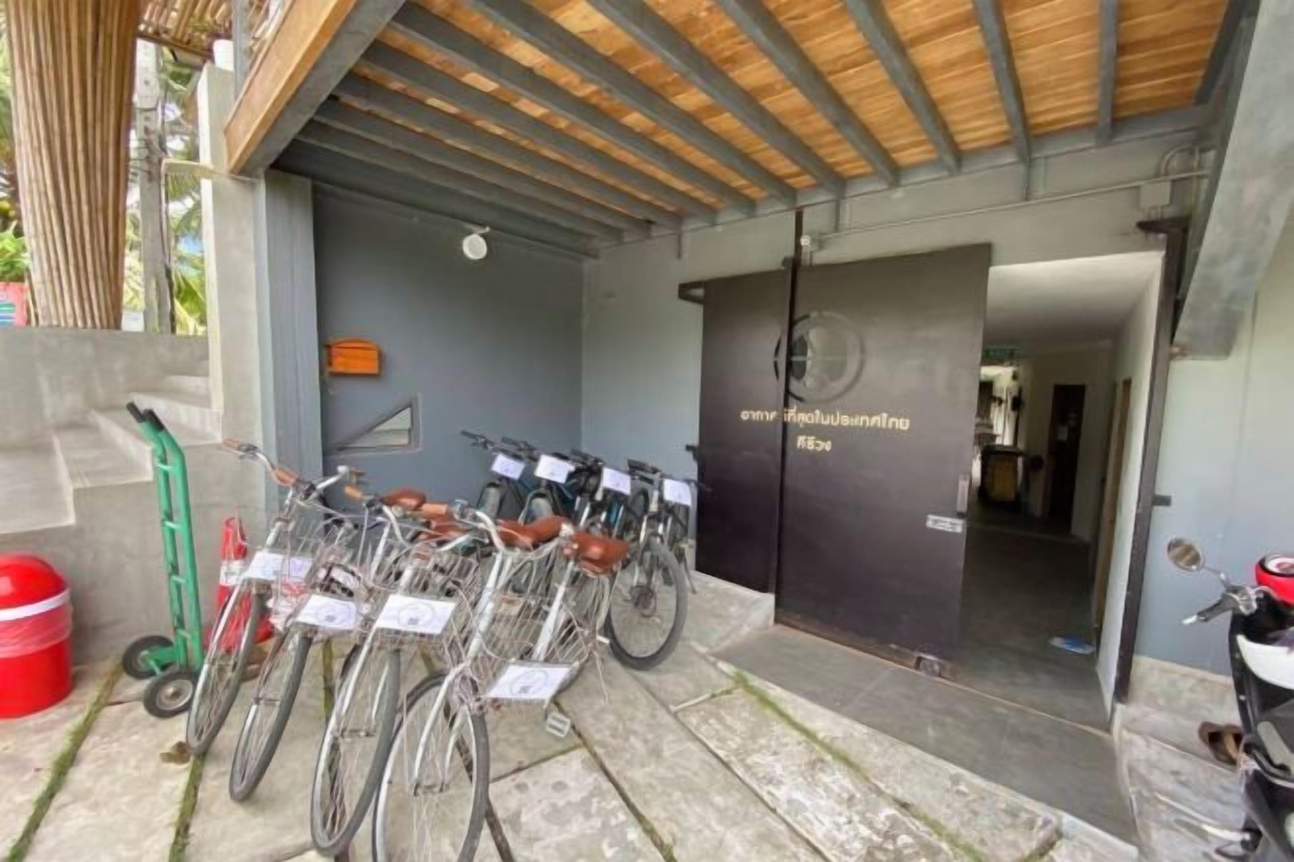 Una entrada techada con un aparcamiento para bicicletas y un letrero que dice 'casa de deportes #50'.