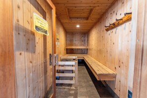 A sauna room with wooden walls and benches. - Designer & Luxury Modern 3-Bed Penthouse w/Elevator in Truckee w/Hot Tub/Gym (Truckee)
