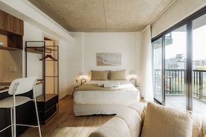 Ein modernes Schlafzimmer mit Bett, Nachttischen, Schreibtisch und Kleiderschrank.