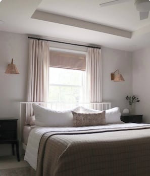 A bedroom with a bed, curtains, a window, a bedside lamp, and a nightstand. - Sparrows Herne Guest House (Bushey)