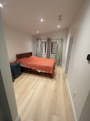 Room - Modern Laneway Suite | Parking, AC & Wi-Fi (Toronto)
