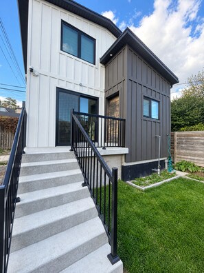 Exterior - Modern Laneway Suite | Parking, AC & Wi-Fi (Toronto)