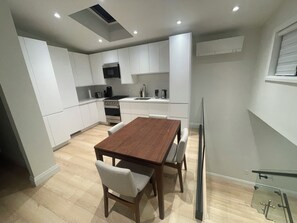 Dining - Modern Laneway Suite | Parking, AC & Wi-Fi (Toronto)
