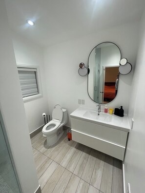Bathroom - Modern Laneway Suite | Parking, AC & Wi-Fi (Toronto)