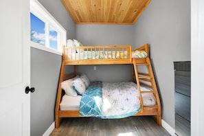 Room - 2-bedroom Waterfront Rustic Cabin w. Hot Tub/Fire Pit (Trent Hills)