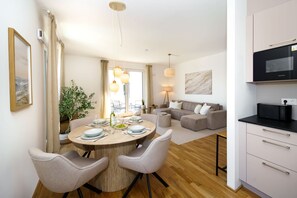 Room - Luxury 2-room Apt in Scandi-coastal-style I Prime Location I Family-friendly I Balcony I Kitchen I Netflix I Free Parking I 65 m2 (Eltville am Rhein)