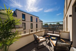 A rooftop terrace with a sofa set, chairs, and a table. - Luxury 2-room Apt in Scandi-coastal-style I Prime Location I Family-friendly I Balcony I Kitchen I Netflix I Free Parking I 65 m2 (Eltville am Rhein)