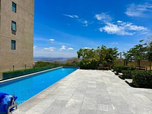 Une piscine offrant une vue dégagée sur le ciel et le paysage environnant.
