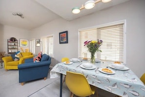 Dining - Brighton Seaside Escape 2 min Beach Sleeps 5 (Brighton and Hove)