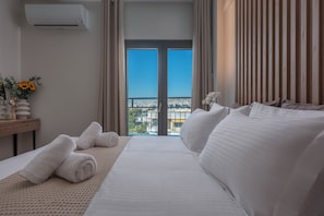 Bright Bedroom with Balcony Views - Deluxe Vista Castello - Elegant Sky-High Apartment with Stunning Views (Thessaloniki)